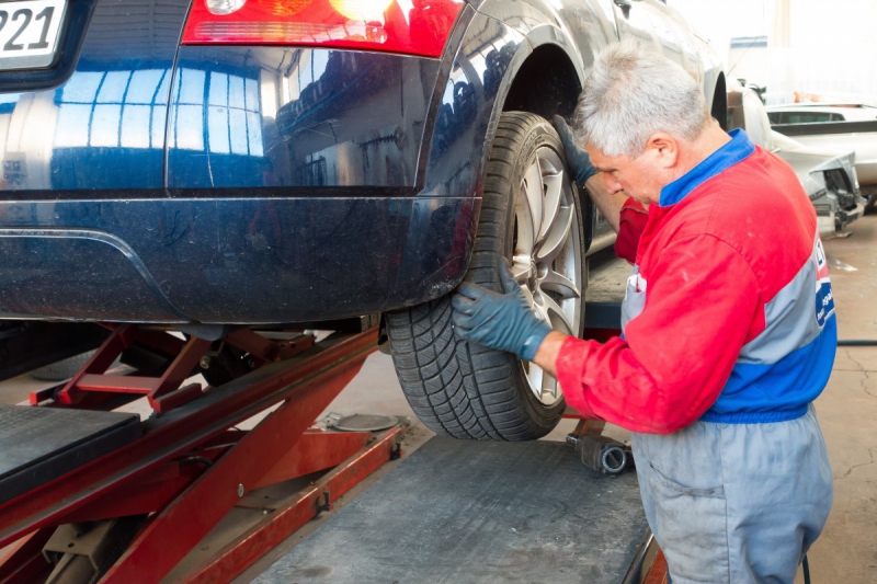 boutique-BRIGNOLES-min_auto_repair_repair_lift_auto_mechanic_work_clothes_master_professional_man_of_the_fold-685629