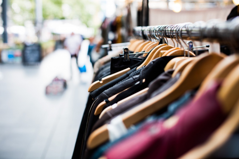 boutique-BRIGNOLES-min_blur_close_up_focus_hanger_jacket_market_people_rack-1176303