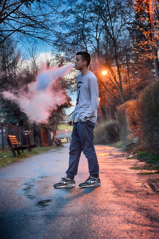 boutique-BRIGNOLES-min_man_boy_vape_ecigarette_vaping_smoking_ecig_vapor-635340